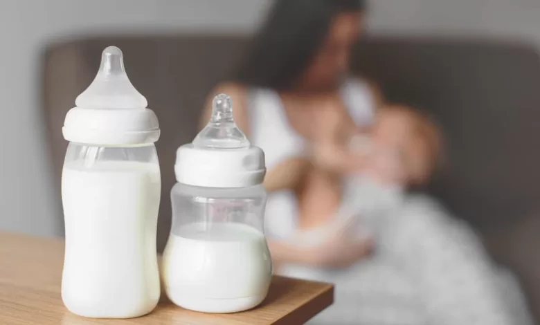 chiede-collega-assaggiare-latte-materno