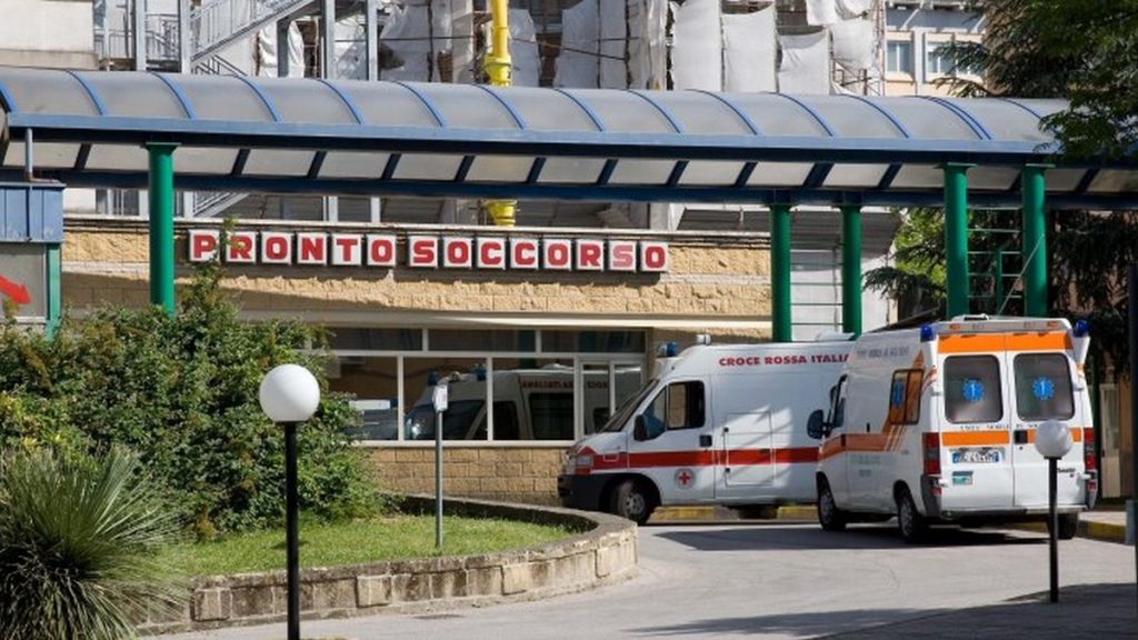 benevento minaccia bisturi sanitari aggredisce poliziotti processo