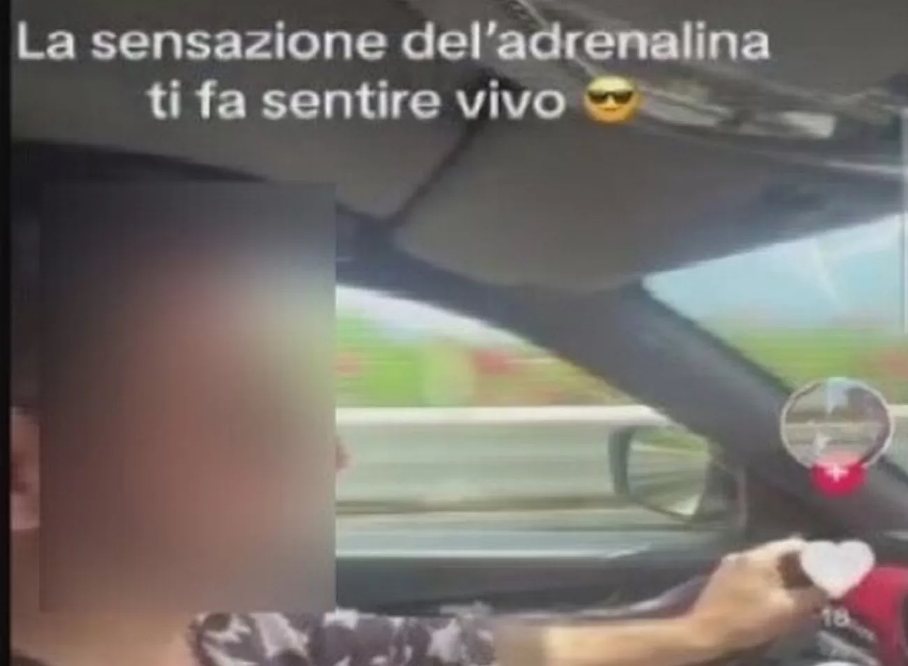 Video sui social mentre sfreccia sull’autostrada: 40enne in grossi guai