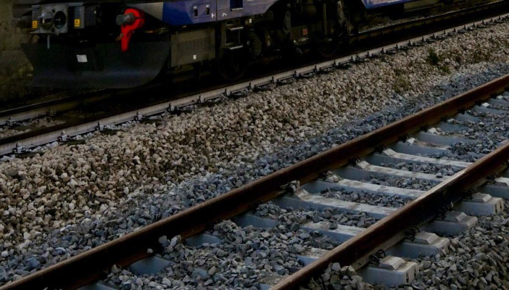 firenze cade binari investito treno