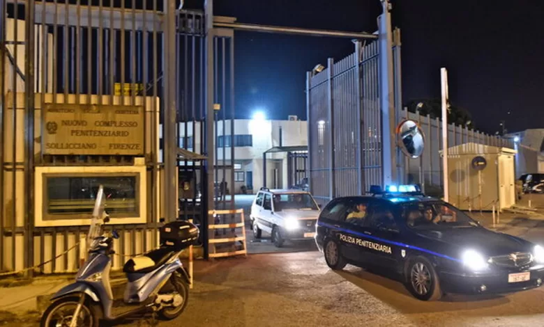 firenze detenuti tentano forzare cancello carcere sollicciano feriti