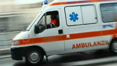 incidente milanese auto travolge ciclisti