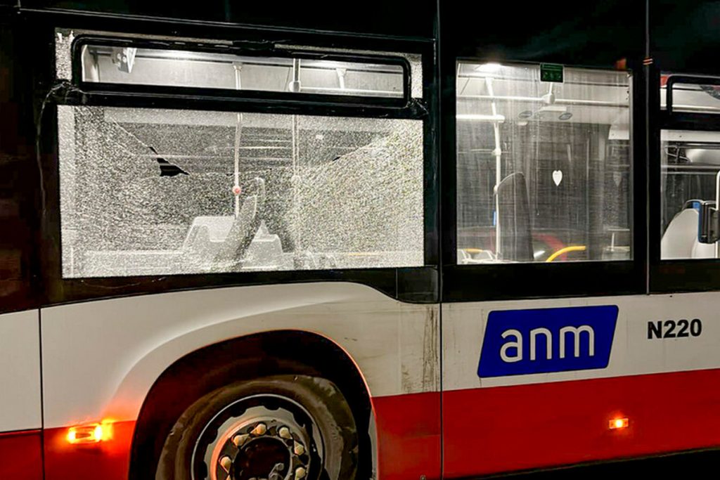 napoli-colpiscono-bus-mazze-indagini