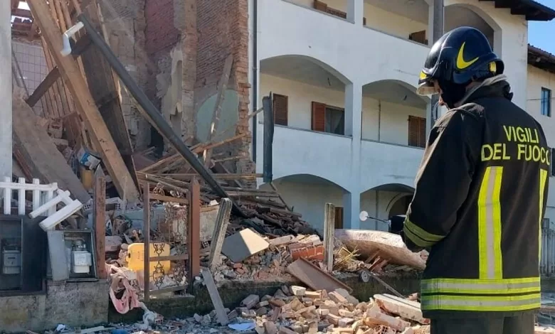 crolla casa torino fuga gas esplosione ferito 7 marzo