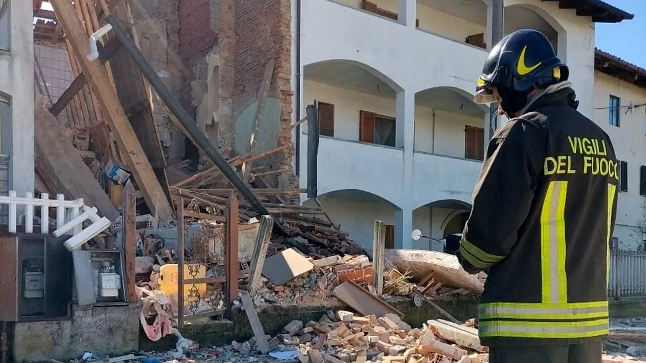 crolla casa torino fuga gas esplosione ferito 7 marzo