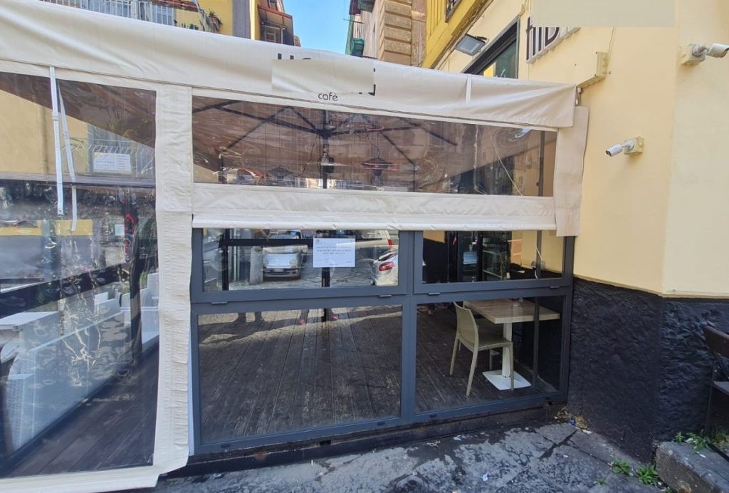 Napoli sequestrato locale abusivo