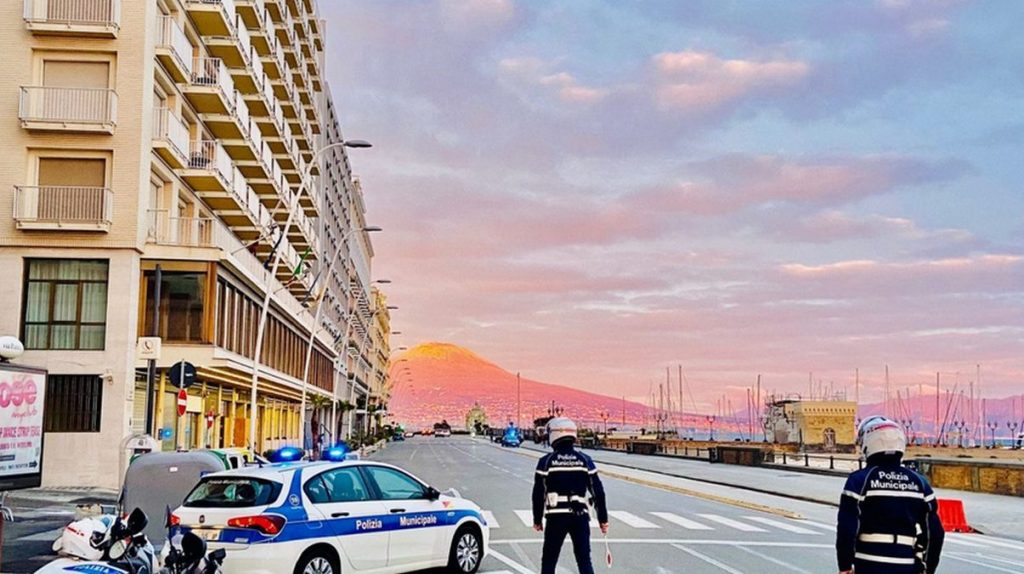 controlli napoli guida senza cintura cellulari sanzioni