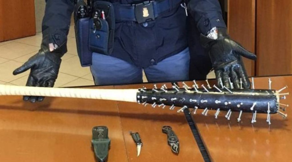 Napoli volante Polizia mazza chiodata arrestato