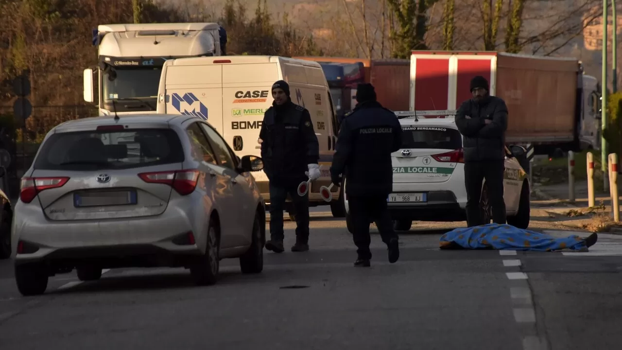 incidente roma auto invade corsia opposta morta 19 marzo