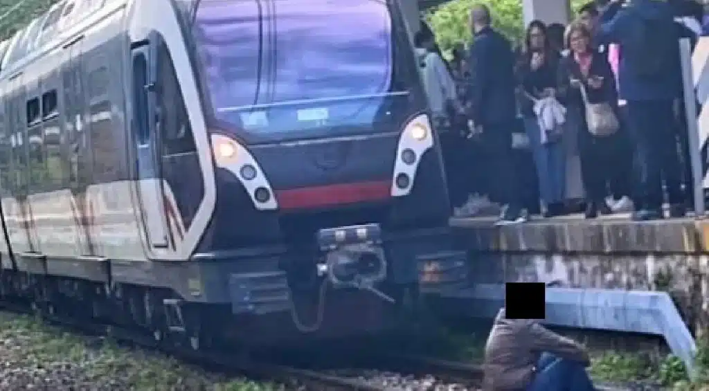 circumvesuviana uomo protesta binari