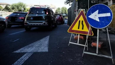 venezia bambini spostano cartelli stradali per gioco