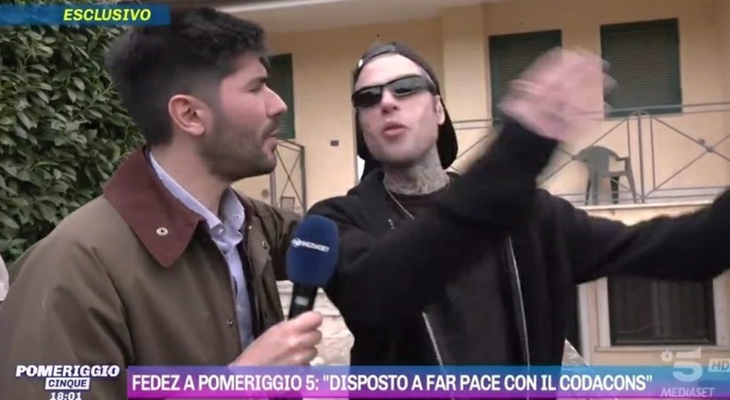 fedez pomeriggio 5 chiede fare auguri chiara