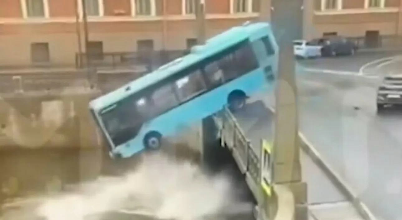 russia autobus precipita fiume morti feriti bilancio 10 maggio