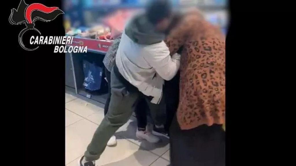 Salva la cugina 15enne dal matrimonio combinato, picchiato al supermercato dai genitori della ragazza