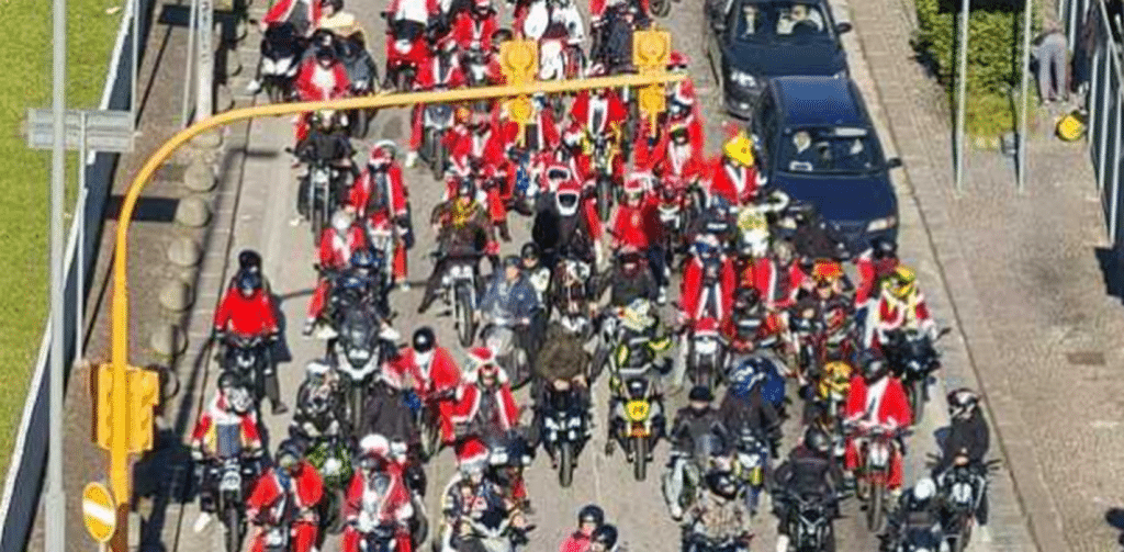 napoli motociclisti vestiti babbo natale parata
