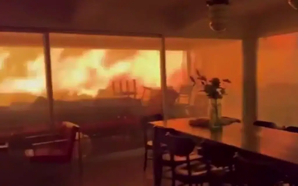Los Angeles, maxi incendio mette in fuga migliaia di persone