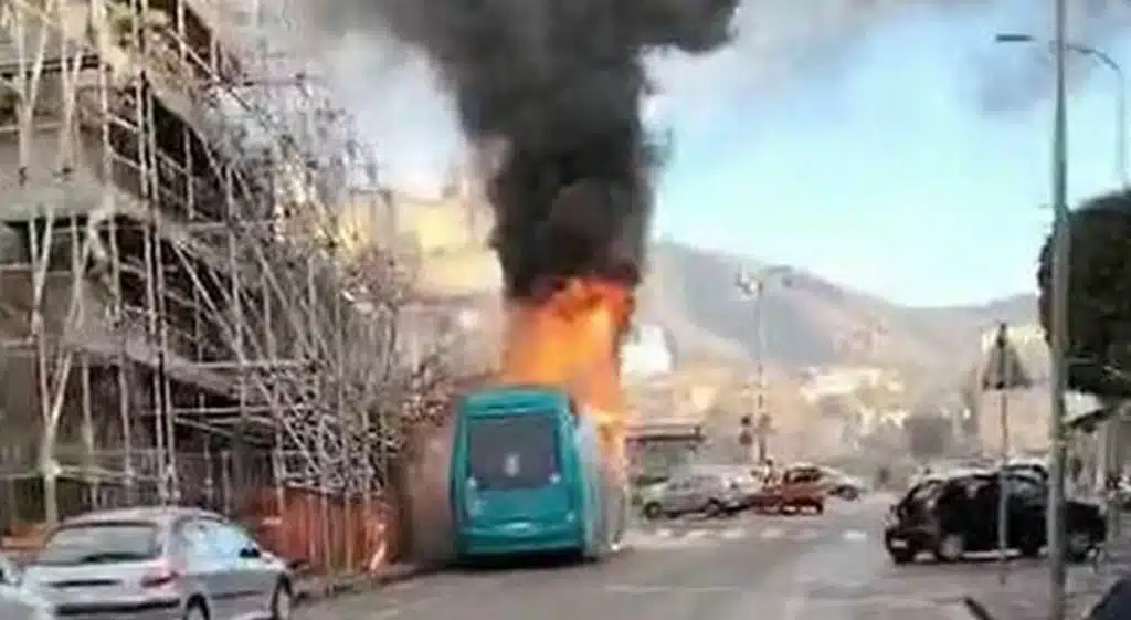 incendio autobus napoli oggi 15 febbraio